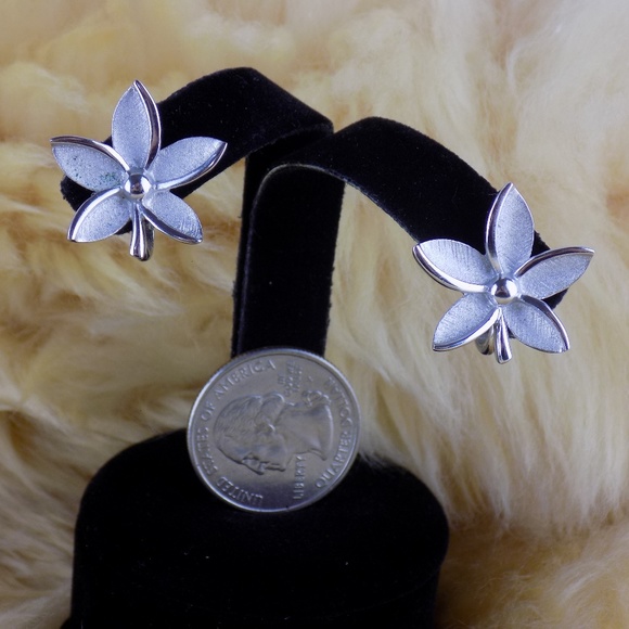 VINTAGE CROWN TRIFARI SILVER TONE FLOWER EARRINGS - Picture 6 of 6